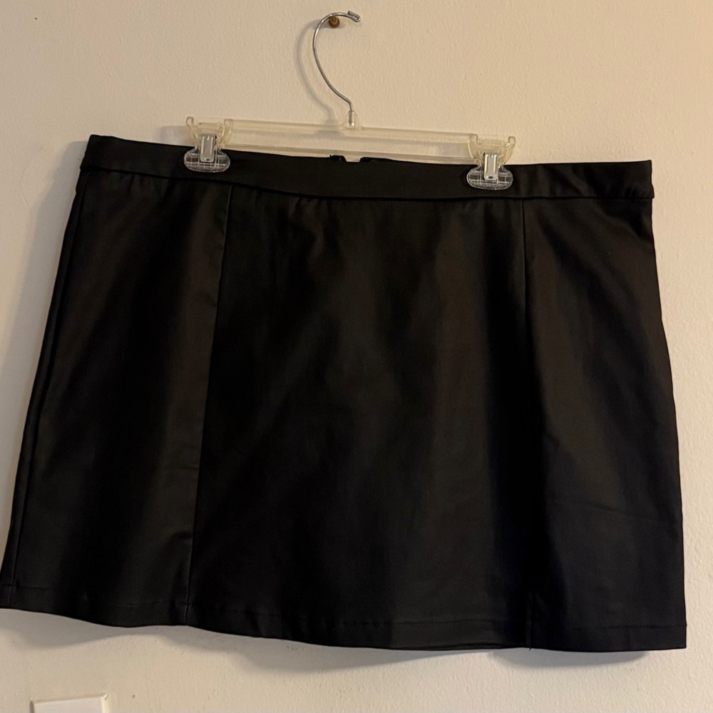 🚨SALE🚨ARULA black Mini Vegan Leather Skirt
